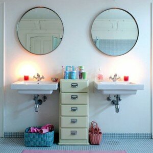 Funky retro bathroom as feature on redonline.co.uk